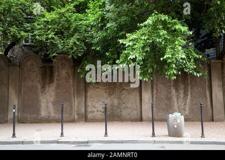 Cracovie, Pologne - 15 juin 2019 : Fragment du mur du ghetto dans le quartier de Podgorze Banque D'Images