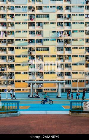 Hongkong, Chine - Novembre 2019: Enfants jouant sur le terrain de jeu pour enfants à Hong Kong Banque D'Images