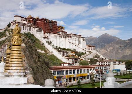 La place du Potala à Lhassa au Tibet Banque D'Images