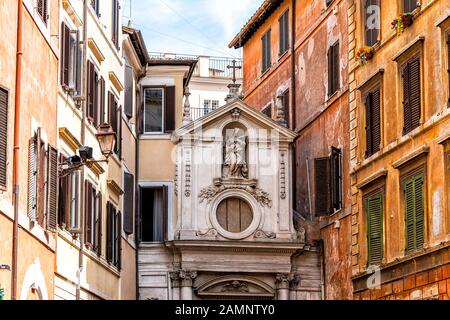 Rome, Italie église italienne à l'extérieur de l'extérieur dans une ruelle traditionnelle étroite vide avec personne dans la rue dans la ville historique appelée Santa Barbara dei Librai Banque D'Images