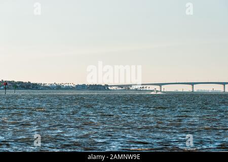 Sarasota, la plage des États-Unis dans la ville de Floride pendant le coucher du soleil avec bateau dans l'eau par John Ringling Bridge Causeway Banque D'Images