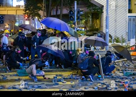 PolyU, Hong Kong - Nov 18, 2019 : Le deuxième jour du Siège de PolyU. Les manifestants à l'intérieur d'essayer de rescus polyU. Banque D'Images