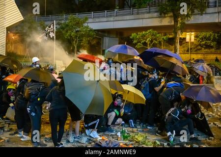 PolyU, Hong Kong - Nov 18, 2019 : Le deuxième jour du Siège de PolyU. Les manifestants à l'intérieur d'essayer de rescus polyU. Banque D'Images