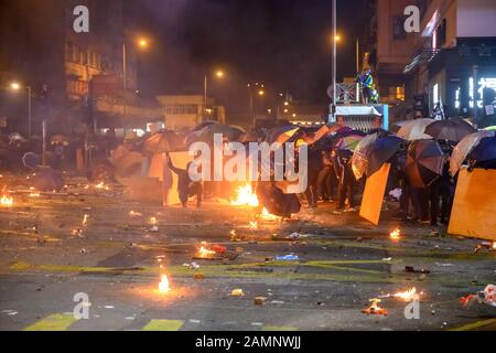 PolyU, Hong Kong - Nov 18, 2019 : Le deuxième jour du Siège de PolyU. Les manifestants à l'intérieur d'essayer de rescus polyU. Banque D'Images