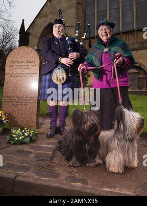 UTILISATION éditoriale SEULEMENT Piper Jennifer Hutcheon et Moria Barrass avec ses deux Skye Terriers Hanna et Murren à Grayfriars BobbyÕs headstone lors d'une cérémonie de commémoration organisée par Dogs Trust à Grayfriars Kirkyard à Édimbourg. Banque D'Images