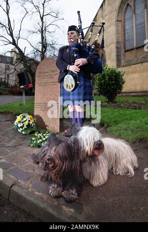 UTILISATION éditoriale SEULEMENT Piper Jennifer Hutcheon avec deux Skye Terriers Hanna et Murren, propriété de Moria Barrass à Grayfriars BobbyÕs headstone lors d'une cérémonie de commémoration organisée par Dogs Trust à Grayfriars Kirkyard à Édimbourg. Banque D'Images