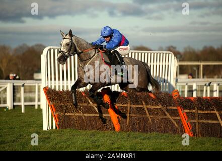 Silver Hallmark monté par jockey Adam Wedge rivalise dans le Hurdle d'Unibet Tolworth Novices Banque D'Images