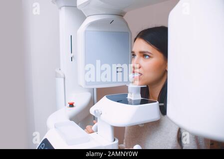 Rayons X à dents dans le cabinet dentaire. Jeune fille à la nomination du dentiste. Banque D'Images