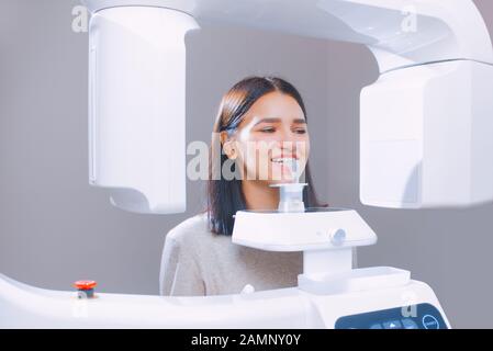 Rayons X à dents dans le cabinet dentaire. Jeune fille à la nomination du dentiste. Banque D'Images