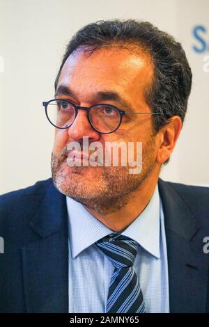 Erick Lelouche, président de Boehringer Ingelheim France, assiste à une conférence de presse pour le lancement officiel DE HUB-VPH, le premier pôle mondial sur la santé publique vétérinaire, Lyon, France Banque D'Images