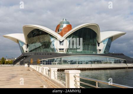 Bakou, Azerbaïdjan - 14 novembre 2019 : Centre commercial Caspian Waterfront, boulevard sur la rive de la mer Caspienne, Bakou. Banque D'Images