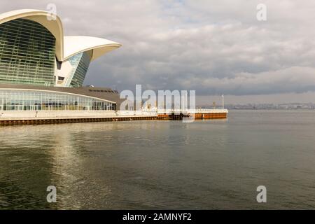 Baku, Azerbaïdjan - 14 novembre 2019 : Front de Mer Caspienne Mall sur Boulevard sur la rive de la mer Caspienne à Bakou. Banque D'Images