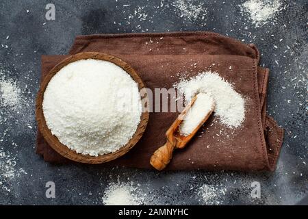 Farine de noix de coco dans un bol avec vue sur le dessus de la cuillère Banque D'Images