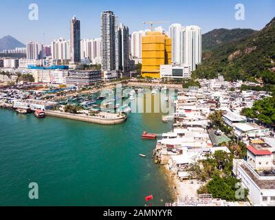 Vue aérienne sur le front de mer Yau Tong à Kowloon, célèbre pour son port de pêcheurs et ses restaurants de fruits de mer à Hong Kong Banque D'Images