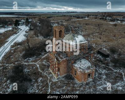 Église abandonnée de Saint Nicolas l'Wonderworker dans la région de Studenets, région de Lipetsk, en Russie. Banque D'Images