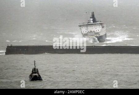 Le ferry DFDS, Calais Seaways, est secoué par les vagues lorsqu'il arrive par temps de tempête au port de Douvres dans le Kent. Banque D'Images