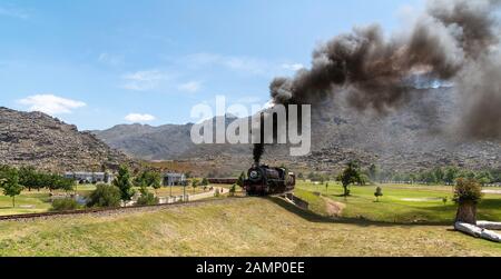 Ceres, Western Cape, Afrique du Sud. Décembre 2019. Machine à vapeur transportant des voitures à la fête de la cerise annuel sur Ceres golf course Banque D'Images