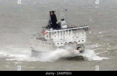 Le ferry DFDS, Calais Seaways, est secoué par les vagues lorsqu'il arrive par temps de tempête au port de Douvres dans le Kent. Banque D'Images