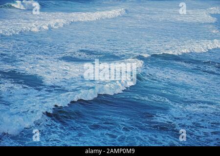 Mer agitée avec des vagues de près. Banque D'Images