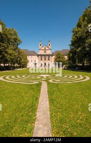 Salzbourg, Autriche - Juillet 23, 2019 : l'église de l'hôpital(Krankenhauskirche) St. Johannes par l'architecte Johann Bernhard Fischer von Erlach et du labyrinthe. Banque D'Images