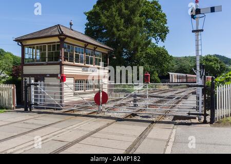 Boîte de signalisation Glyndyfrdwy et passage à niveau habité sur le chemin de fer à vapeur de Llangollen dans le nord du Pays de Galles Banque D'Images