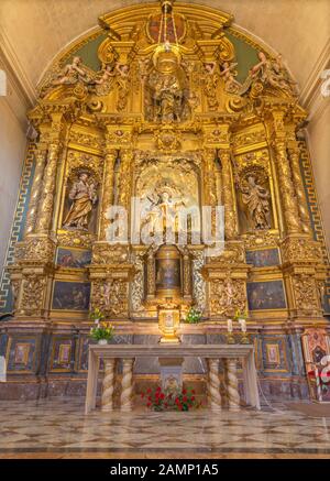 Palma DE MAJORQUE, ESPAGNE - 29 JANVIER 2019: L'autel principal baroque avec la statue de Sainte Thérèse d'Avila dans l'église Iglesia de Santa Maria Magdal Banque D'Images