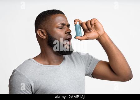 Photo d'un jeune homme ayant une crise d'asthme Banque D'Images
