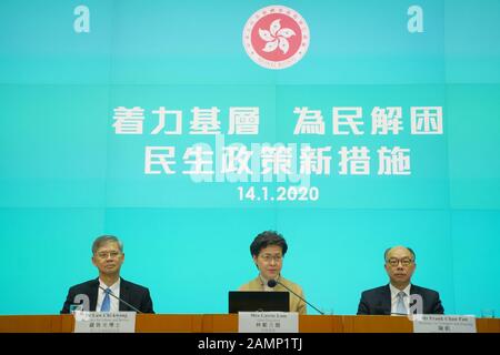 (200114) -- HONG KONG, le 14 janvier 2020 (Xinhua) -- Directeur général de la région administrative spéciale de Hong Kong (HKSAR) de Chine Carrie Lam (C) assiste à une conférence de presse à Hong Kong, le 14 janvier 2020. Le Directeur général de la région administrative spéciale de Hong Kong (HKSAR) de Chine, Carrie Lam, a dévoilé mardi 10 nouvelles initiatives de subsistance au profit de plus d'un million de locaux de base et défavorisés. ALLER AVEC 'HKSAR gov't dévoile 10 initiatives de subsistance au profit d'une base mln" (Xinhua/lui Siu Wai) Banque D'Images
