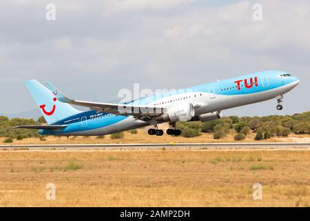 Palma de Majorque, Espagne - 21 juillet 2018 : avion TUI Boeing 767 à l'aéroport de Palma de Majorque (PMI) en Espagne. Boeing est une base constructeur d'avions Banque D'Images
