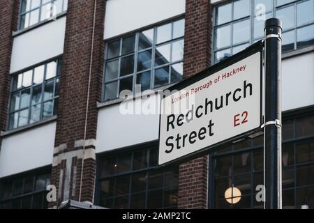 Londres, Royaume-Uni - 29 décembre 2019: Panneau de nom de rue sur Redchurch Street à Hackney, un quartier de East London célèbre pour ses bars et restaurants. Banque D'Images