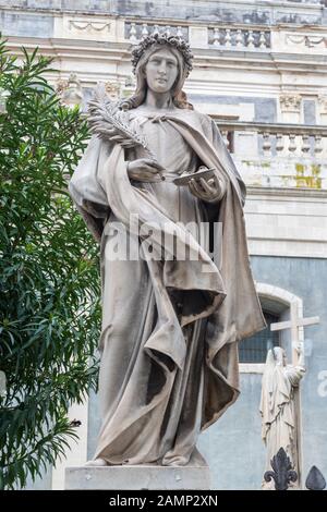 Catane, ITALIE - 7 AVRIL 2018 : la statue de Saint Rosalia devant la basilique Sant'Agata. Banque D'Images