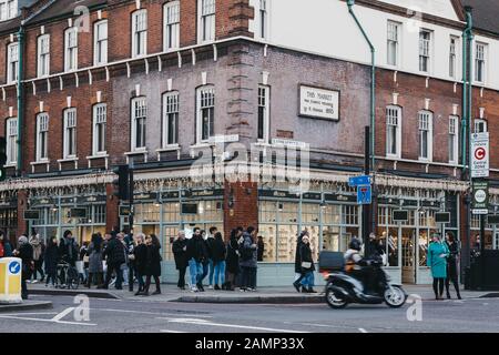 Londres, Royaume-Uni - 29 décembre 2019: People by Spitalfields Market, l'une des plus belles Halls du marché victorien survivant à Londres avec des étals offrant le fashi Banque D'Images