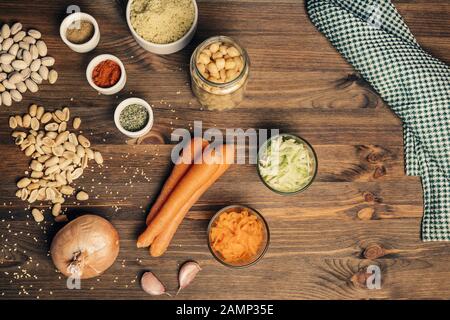 toujours la vie avec des ingrédients de hamburger pour la source de protéines végétaliennes sur fond de bois, vue de dessus, nourriture végétarienne et concept de mode de vie sain Banque D'Images