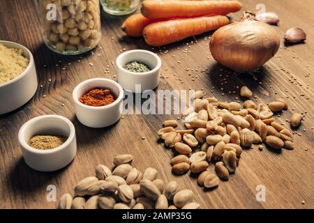 toujours la vie avec la source de protéines végétaliennes comme les noix, les épices et les pois chiches sur une table en bois, la nourriture végétarienne et le concept de mode de vie sain Banque D'Images