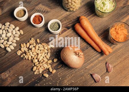 toujours la vie avec des ingrédients pour le hamburger végétalien sur fond en bois, vue de dessus, nourriture végétarienne et concept de mode de vie sain Banque D'Images