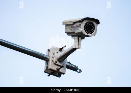 Caméra de sécurité montée sur le bras de rampe à l'extérieur du renflement Banque D'Images