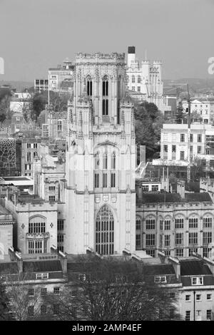 BRISTOL, ROYAUME-UNI - 8 AVRIL 2019. Le Bristol City Museum and Art Gallery est un musée d'architecture baroque édouardienne vu de la tour Cabot. Bristol, Angleterre, Royaume-Uni, Avril Banque D'Images