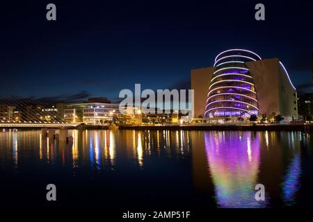 Le Centre des congrès de Dublin, en Irlande, s'est éclairé dans des couleurs arc-en-ciel. Banque D'Images