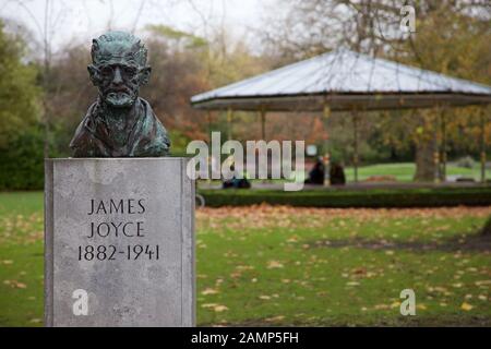 Dublin, Irlande - 9 novembre 2015 : un buste de James Joyce, le sculpteur irlandais né aux États-Unis, Marjorie Fitzgibbon, sur le côté sud de St Stephen's Green. Banque D'Images