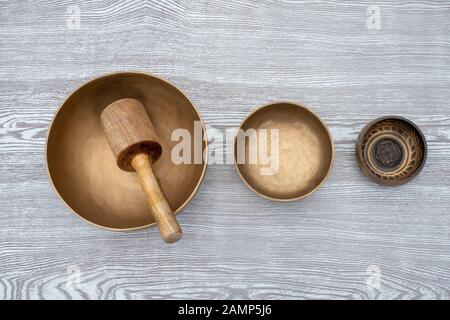 Mise à plat de l'ancienne composition traditionnelle tibétaine, façonné à la méditation et la guérison singing bowls fabriqués à partir de 7 métaux sacrés qui sont typiques des accessoires utilisés dans le bouddhisme, le yoga et la méditation Banque D'Images