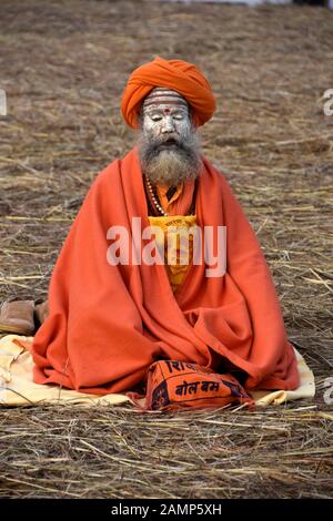 Allahabad, Inde. 14 janvier 2020. Allahabad: Un sadhu offre la prière après avoir fait un plongeon Saint à Sangam, le confluent de trois rivières sacrées la Yamuna, le Ganges et le mythique Saraswati, pendant le festival Magh Mela à Prayagraj, Etat de l'Uttar Pradesh, Inde, mardi 14 janvier 2020. (Photo De Prabhat Kumar Verma/Pacific Press) Crédit: Pacific Press Agency/Alay Live News Banque D'Images