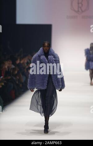 Berlin, Allemagne. 14 janvier 2020. Des modèles sur la passerelle du MBFW dans le Kraftwerk Berlin présentent les collections automne/hiver 2020/21 du designer Danny Reinke. (Photo De Simone Kuhlmey/Pacific Press) Crédit: Pacific Press Agency/Alay Live News Banque D'Images
