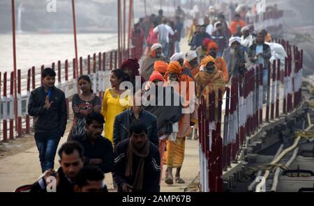 Allahabad, Inde. 14 janvier 2020. Allahabad: Des dévots hindous traversent un pont temporaire sur le Ganga de rivière pour arriver à Sangam, la confluence de trois rivières sacrées la Yamuna, le Ganges et la mythique Saraswati, pendant le festival Magh Mela à Prayagraj, Uttar Pradesh, Inde, mardi 14 janvier 2020. (Photo De Prabhat Kumar Verma/Pacific Press) Crédit: Pacific Press Agency/Alay Live News Banque D'Images
