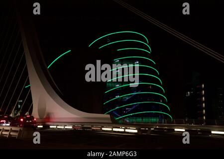 Le Centre de Convention allumé en vert à Dublin, Irlande en photo de la Samuel Beckett Bridge. Banque D'Images