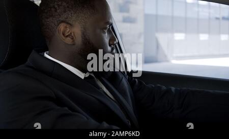 Frustré et déçu par les problèmes que l'homme assis dans la voiture a confondu ce qu'il faut faire Banque D'Images