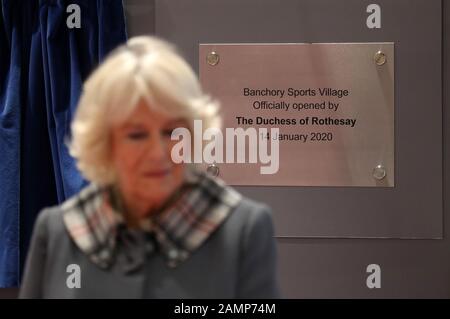 La duchesse de Cornwall (connue sous le nom de duchesse de Rothesay en Écosse) lors d'une visite au Banchory Sports Village sur Royal Deeside où elle a officiellement ouvert le centre. Banque D'Images