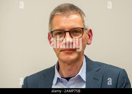 14 janvier 2020, Saxe-Anhalt, Luthéristadt Wittenberg: Matthias Piontek, directeur adjoint de la "bibliothèque de recherche Wittenberg pour l'histoire de la réforme". Le chercheur avait trouvé deux fragments religieux manuscrits uniques en traduction allemande dans l'ancien inventaire de son institution. Les textes sont datés de 1220 et du dernier quart du 13ème siècle. Les deux fragments de parchemin sont venus à la lumière pendant les inspections d'inventaire et ont été utilisés comme reliures de livres. Les pièces peuvent être vues du 21 février au 20 mai à Wittenberg Castle. Photo: Klaus-Dietmar Gabbert/dpa-Zentralbild/ZB Banque D'Images