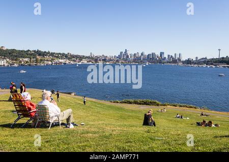 Seattle, États-Unis - 02 juin 2018 : les gens profitent d'une journée de printemps ensoleillée au Gas Works Park avec la ville de Seattle en arrière-plan dans l'État de Washington Banque D'Images