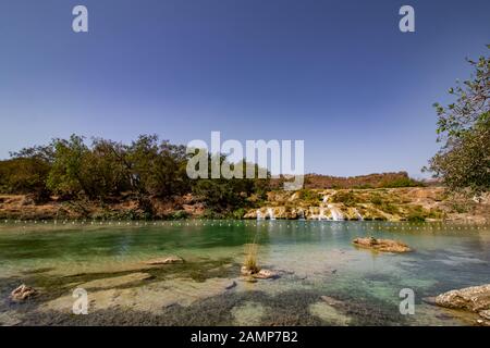 La chute d'eau de la rivière et l'étang de Wadi Darbat près de Salalah Banque D'Images