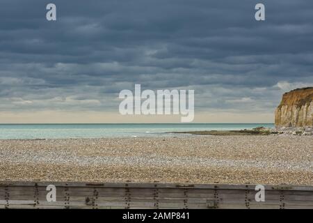 Plage et falaises à Cuckmere Haven dans le West Sussex, Angleterre Banque D'Images